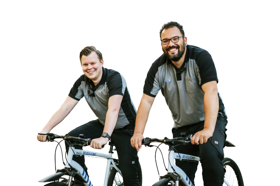Twee beveiligers van Bravo op de fiets