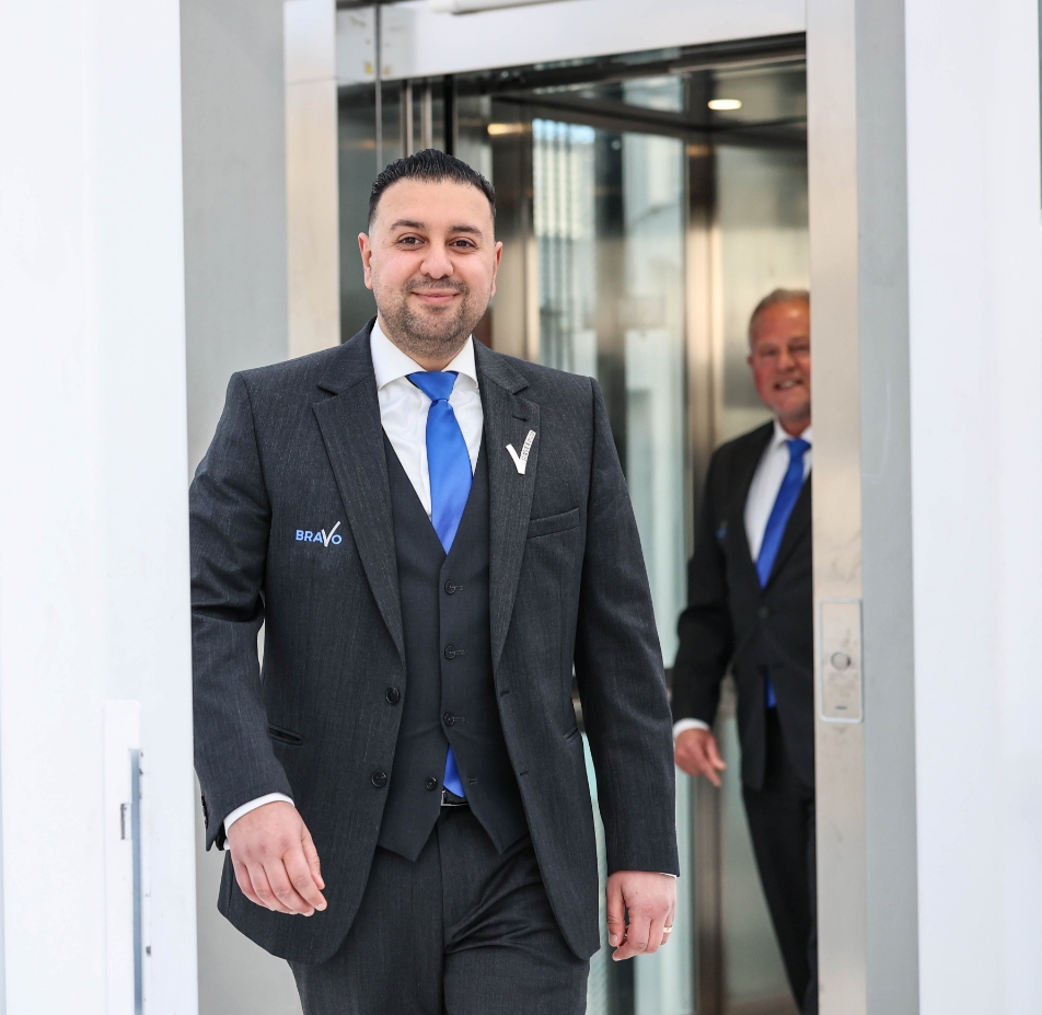 Medewerker van Vigilat bij een lift